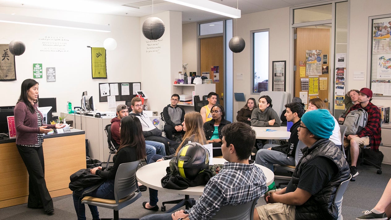 DVC students attending a financial aid workshop